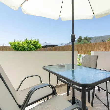 Cozy House With Pool Near Gazi